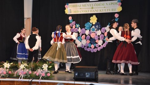 ČUVAJU TRADICIJU I OBIČAJE: Mađari u Žitištu dve decenije organizuju Dane kulture (FOTO) ČUVAJU TRADICIJU I OBIČAJE: Mađari u Žitištu dve decenije organizuju Dane kulture (FOTO)