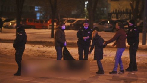 MAJKA VRIŠTI NAD TELOM DEVOJČICE: Jauci na Novom Beogradu, policija uz roditelje stradalog deteta (UZNEMIRUJUĆI VIDEO) MAJKA VRIŠTI NAD TELOM DEVOJČICE: Jauci na Novom Beogradu, policija uz roditelje stradalog deteta (UZNEMIRUJUĆI VIDEO)