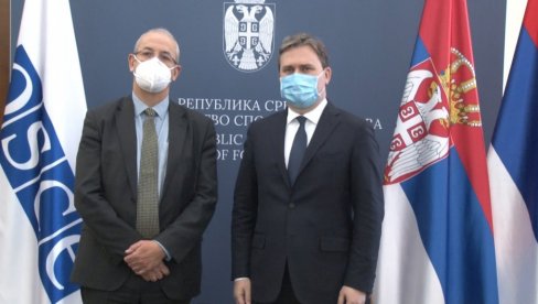 SRBIMA OMOGUĆITI DA GLASAJU: Selaković i Davenport o izborima i bezbednosti na KiM SRBIMA OMOGUĆITI DA GLASAJU: Selaković i Davenport o izborima i bezbednosti na KiM