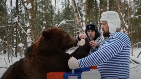 OBARALI RUKE SA MEDVEDOM U ŠUMI: Neverovatna scena iz Rusije! (VIDEO) OBARALI RUKE SA MEDVEDOM U ŠUMI: Neverovatna scena iz Rusije! (VIDEO)