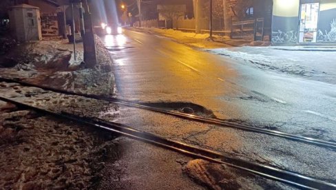 NADOKNADA SAMO UZ ZAPISNIK POLICIJE: Malo vozača traži obeštećenje od upravljača puta zbog oštećenja na automobilu NADOKNADA SAMO UZ ZAPISNIK POLICIJE: Malo vozača traži obeštećenje od upravljača puta zbog oštećenja na automobilu