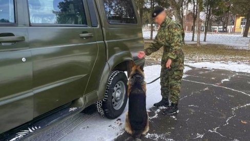 OVAKO SE OBUČAVAJU SLUŽBENI PSI: Osposobljavanje vodiča i životinja za pronalaženje minsko-eksplozivnih sredstava (FOTO) OVAKO SE OBUČAVAJU SLUŽBENI PSI: Osposobljavanje vodiča i životinja za pronalaženje minsko-eksplozivnih sredstava (FOTO)