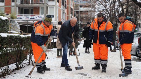 ČISTI SE LED SA ULICA BEOGRADA Radojičić: Službe više komunalnih preduzeća rade u punom kapacitetu ČISTI SE LED SA ULICA BEOGRADA Radojičić: Službe više komunalnih preduzeća rade u punom kapacitetu