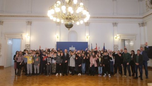 GRADE MOSTOVE PRIJATELJSTVA: Osnovci sa KiM i iz Novog Sada bili gosti u Gradskoj kući GRADE MOSTOVE PRIJATELJSTVA: Osnovci sa KiM i iz Novog Sada bili gosti u Gradskoj kući