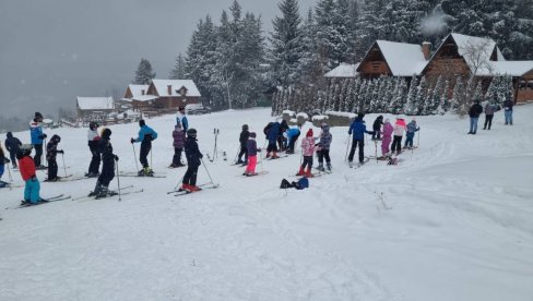 STAZE NADOMAK GRADA: Sneg vratio male skijaše na Planinarski dom STAZE NADOMAK GRADA: Sneg vratio male skijaše na Planinarski dom