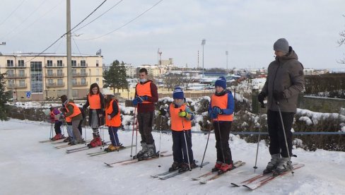 TAKMIČENJE U SKIJANJU U NEDELJU: Najboljim skijašima pripašće vredne nagrade (VIDEO) TAKMIČENJE U SKIJANJU U NEDELJU: Najboljim skijašima pripašće vredne nagrade (VIDEO)