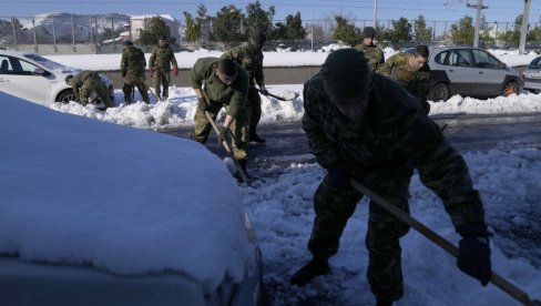HILJADE VOZAČA SATIMA ZAROBLJENO: Vojska pomaže u uklanjanju vozila na obilaznici kod Atine (VIDEO) HILJADE VOZAČA SATIMA ZAROBLJENO: Vojska pomaže u uklanjanju vozila na obilaznici kod Atine (VIDEO)
