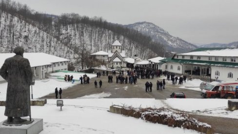 BIO JE DUHOVNIK ZA LEGENDU: Reka ljudi se oprostila od vladike Lavrentija u Manastiru Soko Grad (FOTO) BIO JE DUHOVNIK ZA LEGENDU: Reka ljudi se oprostila od vladike Lavrentija u Manastiru Soko Grad (FOTO)