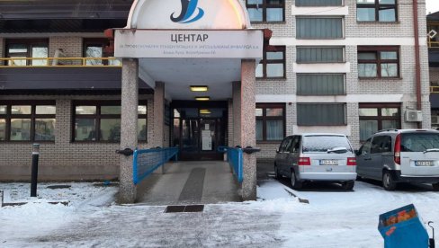 OGORČENI RADNICI IZ CENTRA ZA REHABILITACIJU I ZAPOŠLJAVANJE INVALIDA: Traže redovne plate i smjenu rukovodstva, direktor tvrdi suprotno OGORČENI RADNICI IZ CENTRA ZA REHABILITACIJU I ZAPOŠLJAVANJE INVALIDA: Traže redovne plate i smjenu rukovodstva, direktor tvrdi suprotno