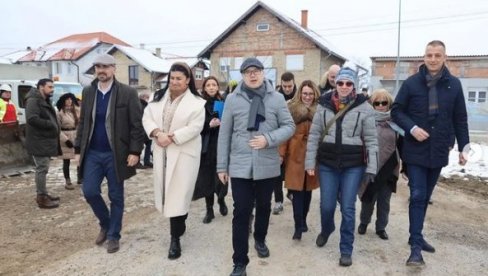 GRADONAČELNIK VUČEVIĆ OBIŠAO RADOVE: Napreduje izgradnja vrtića na Sajlovu (FOTO) GRADONAČELNIK VUČEVIĆ OBIŠAO RADOVE: Napreduje izgradnja vrtića na Sajlovu (FOTO)