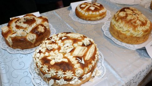 MAESTRALNA DELA VREDNIH DOMAĆICA: Smotra Slavski kolač ove godine revijalno (FOTO)