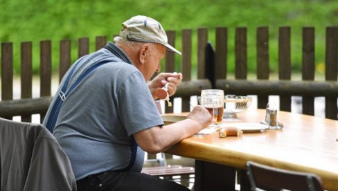 PREŠLI STE PEDESETU? Šta treba da izbegavate od namirnica, a šta da uvrstite u jelovnik