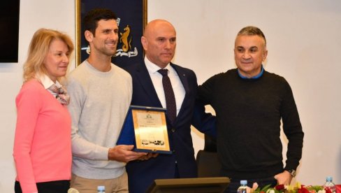 PRIJEM DOSTOJAN ŠAMPIONA: Novak Đoković u Budvi dočekan uz veliku euforiju i radost navijača! (FOTO) PRIJEM DOSTOJAN ŠAMPIONA: Novak Đoković u Budvi dočekan uz veliku euforiju i radost navijača! (FOTO)