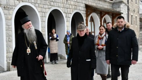 MATIJINE PESME SNAŽNIJE OD SVIH NAPADA KOMITA: Nemile scene pred Nikšićkim pozorištem u senci prepune sale poštovalaca dela Bećkovića MATIJINE PESME SNAŽNIJE OD SVIH NAPADA KOMITA: Nemile scene pred Nikšićkim pozorištem u senci prepune sale poštovalaca dela Bećkovića