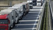 SRBI ZAROBLJENI NA UKRAJINSKIM GRANICAMA: Krizni štab u stalnom kontaktu sa našim vozačima, traži se rešenje da se vrate u Srbiju