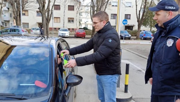 ЗА ВОЗАЧЕ МЕТЛИЦЕ И ГРЕБАЧИ: Комисија за безбедност саобраћаја возачима поделила корисне поклоне