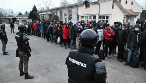 MIGRANTI SA TEŠKIM NAORUŽANJEM IŠLI KA AUSTRIJI: Mediji bruje o akciji srpskih specijalaca i novom talasu azilanata MIGRANTI SA TEŠKIM NAORUŽANJEM IŠLI KA AUSTRIJI: Mediji bruje o akciji srpskih specijalaca i novom talasu azilanata