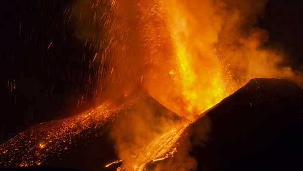 ЕТНА ПОНОВО ИЗБАЦУЈЕ ЛАВУ: Прорадио најактивнији вулкан у Европи (ВИДЕО)