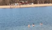 NEVEROVATAN SNIMAK SA ADE: Mladić i dve devojke se kupaju u februaru - prolaznici šokirani (VIDEO)