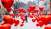 BANJA LUKA JUTROS: Stotine crvenih srca osvanulo u Gospodskoj ulici (FOTO)