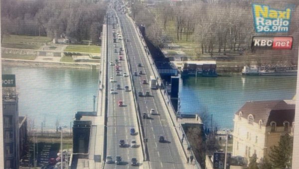 ЈОШ ЈЕДНА ОБМАНА САВЕ МАНОЈЛОВИЋА: Тврди да је блокиран Бранков мост, док се њиме возила нормално крећу (ФОТО)