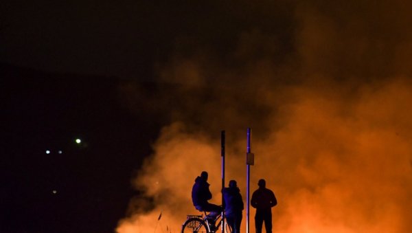 СТРАВИЧАН ПОЖАР У ФУТОГУ: Ватра гутала све пред собом, фотографије са лица места (ФОТО)