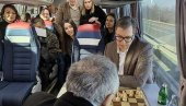 VUČIĆ KRENUO KA MEROŠINI: Predsednik pokazao kako provodi vreme u putovanju (FOTO)