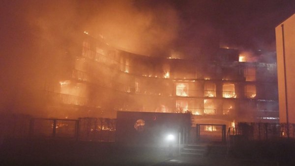 СТРАВИЧАН ПОЖАР У НЕМАЧКОЈ: Ватра гутала стамбени комплекс, евакуисано више од 100 људи (ФОТО)