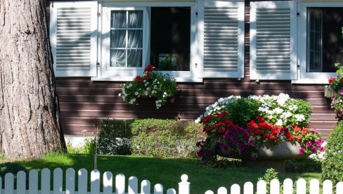 UŽIVANJE U SVAKOM KUTKU: Kako da uz prve sunčane dane uredite baštu