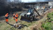 UKLANJAJU DIVLJU DEPONIJU U ŽARKOVU: Nelegalni priključci biće sprovedeni u kolektor UKLANJAJU DIVLJU DEPONIJU U ŽARKOVU: Nelegalni priključci biće sprovedeni u kolektor