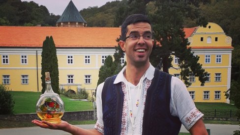 STRANE TURISTE VODI U SRPSKOJ NOŠNJI: Vodič Željko Petrović, iz Beograda, strance dočekuje u našoj tradicionalnoj odeći STRANE TURISTE VODI U SRPSKOJ NOŠNJI: Vodič Željko Petrović, iz Beograda, strance dočekuje u našoj tradicionalnoj odeći