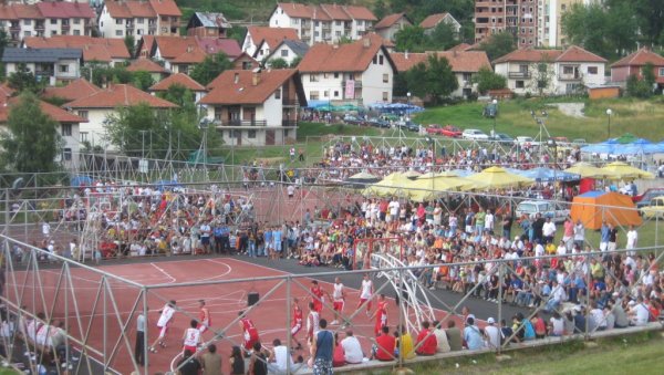 ИГРЕ МЛАДИХ УМИВАЈУ СТАДИОНЕ: У Новој Вароши наставак традиције спортских сусрета са тромеђе Србије, Црне Горе и Босне и Херцеговине