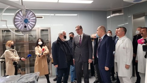 SKORO PREPOLOVLJEN BROJ LICA NA LISTI ČEKANJA Vučić: Ulažemo u ljude, renovirali ili izgradili smo 152 objekta