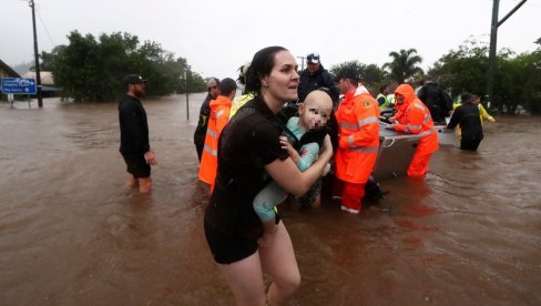 SA DECOM KROZ VODU: Dramatične scene u Australiji zbog poplava - evakuisano desetine hiljada ljudi (FOTO)
