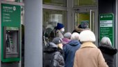 REDOVI PRED BANKAMA U BEOGRADU: Klijenti koji su u strahu da će ostati bez novca zbog situacije u Ukrajini nemaju razloga za brigu