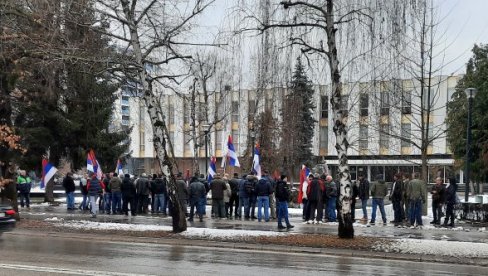 PROZIVAJU VLAST DA KRŠI SOPSTVENE ODLUKE: Pred zgradom Narodne skupštine opozicija Srpske organizuje parlament na otvorenom