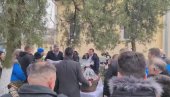 MUZIKA I POKLONI ZA VUČIĆA: Veličanstven doček za predsednika u Kuzminu (VIDEO)