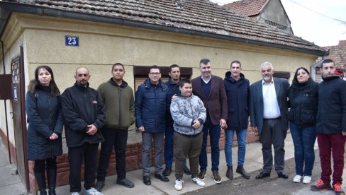 SEDMORO POPOVIH DOBILO NOVU KUĆU: Pošta Srbije, SPC i grad Kikinda, kupili novi dom za porodicu koja je ostala bez krova nad glavom SEDMORO POPOVIH DOBILO NOVU KUĆU: Pošta Srbije, SPC i grad Kikinda, kupili novi dom za porodicu koja je ostala bez krova nad glavom