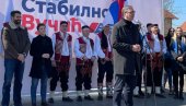 VUČIĆ U BUSIJAMA: Ako sačuvamo mir i stabilnost, rašće i plate i penzije (FOTO/VIDEO)