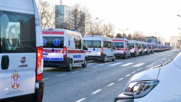 НОВИ САНИТЕТИ НА ЛИЗИНГ: Лончар уручио кључеве здравственим установама НОВИ САНИТЕТИ НА ЛИЗИНГ: Лончар уручио кључеве здравственим установама