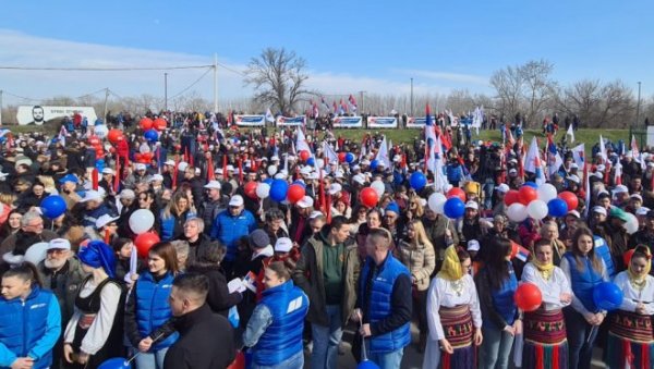 ПРЕДСЕДНИК ДОЛАЗИ У ТИТЕЛ: Вучић се обраћа народу, окупио се велики број људи (ФОТО)