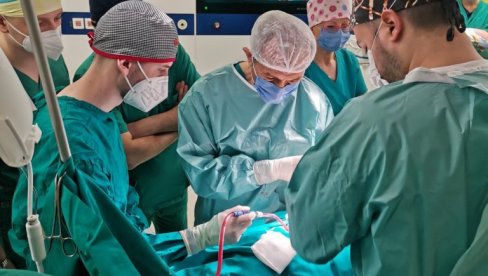 РФЗО ДОВОДИ СТРАНЕ СТРУЧЊАКЕ: У Србији оперишу лекари из Италије и Енглеске РФЗО ДОВОДИ СТРАНЕ СТРУЧЊАКЕ: У Србији оперишу лекари из Италије и Енглеске
