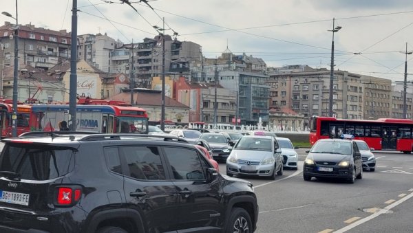 ВИКЕНД ГУЖВЕ ПОЧИЊУ: У овим деловима Београда је дошло до потпуног саобраћајног колапса ВИКЕНД ГУЖВЕ ПОЧИЊУ: У овим деловима Београда је дошло до потпуног саобраћајног колапса