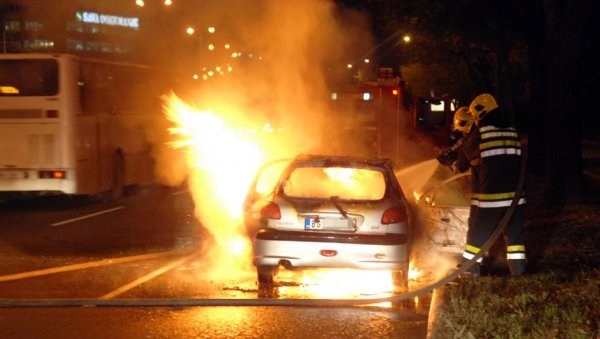 МОГАО ЈЕ СИН ДА МИ ИЗГОРИ Београђанин сину купио ауто - после само 10 минута вожње возило потпуно изгорело