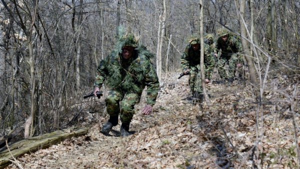 ОБУКА МАРТОВСКЕ ГЕНЕРАЦИЈЕ ВОЈНИКА:  Увежбаване индивидуалне тактичке радње и поступци приликом кретања на непознатом земљишту (ФОТО)