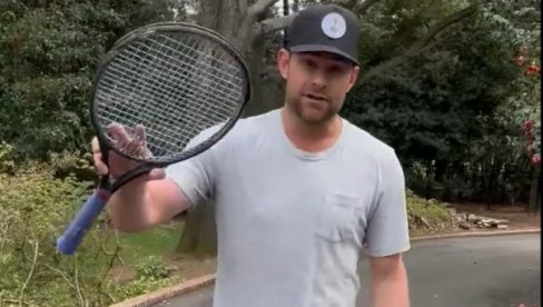RODIKOV URNEBESNI TUTORIJAL: Pokazao Zverevu, Kirjosu i Bruksbiju kako se baca reket, potkačio i Novaka, ali zaboravio Federera (VIDEO) RODIKOV URNEBESNI TUTORIJAL: Pokazao Zverevu, Kirjosu i Bruksbiju kako se baca reket, potkačio i Novaka, ali zaboravio Federera (VIDEO)