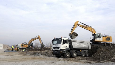 NA MAKIŠKOM POLJU DO SADA NASUTO MILION I PO KUBIKA PESKA I LOMLJENOG KAMENA: Gradnja depoa krajem godine