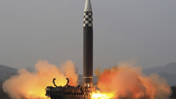 АМЕРИКАНЦИМА НЕМАЈУ ДОВОЉНО БОЈЕВИХ ГЛАВА: Пентагон тестирао интерконтиненталну балистичку ракету „Минитмен 3“ (ФОТО)