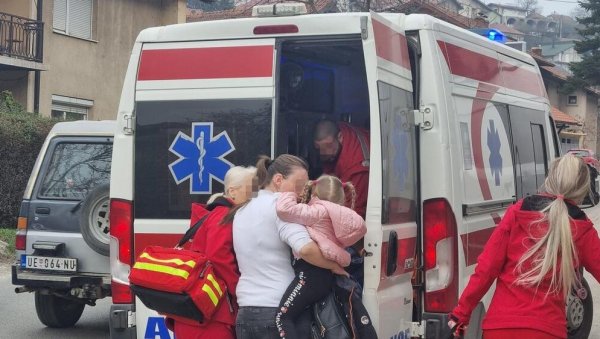 ПОВРЕЂЕНО ДВОЈЕ ДЕЦЕ: Мајка накратко изашла из паркираног аута, возило кренуло у рикверц