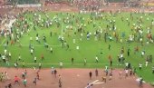 HAOS U NIGERIJI: Navijači demolirali stadion, policajci se hvatali za glavu (VIDEO)